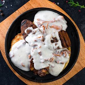 Драники с языком, сметанным соусом и грибами