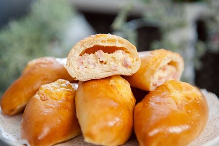 Пирожок с ветчиной и сыром