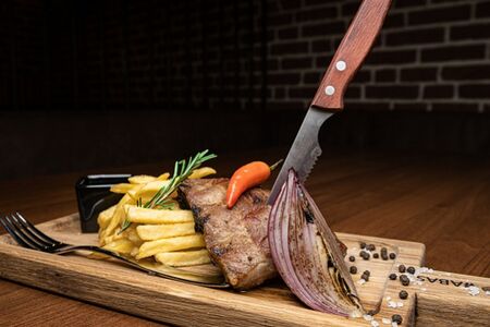 Свиные ребра с картофелем фри