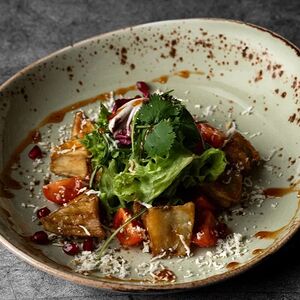 Салат с хрустящими баклажанами