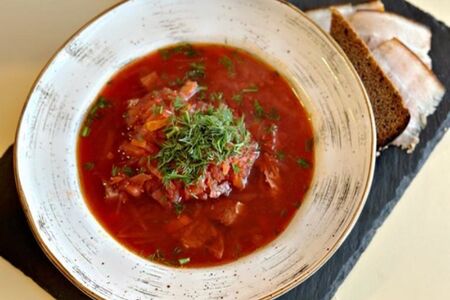 Борщ с гренками, салом и сметаной