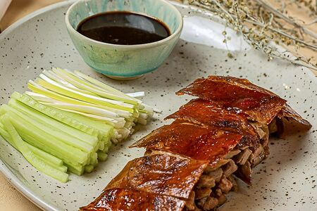 Утка по-пекински с овощами и блинами, приготовленными на пару