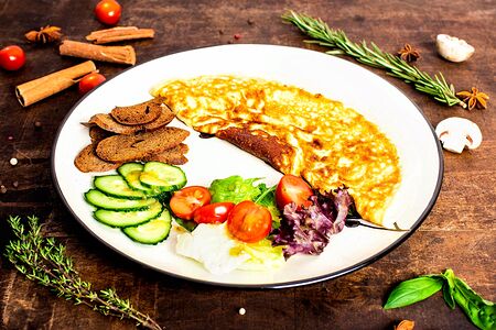 Омлет с овощным гарниром