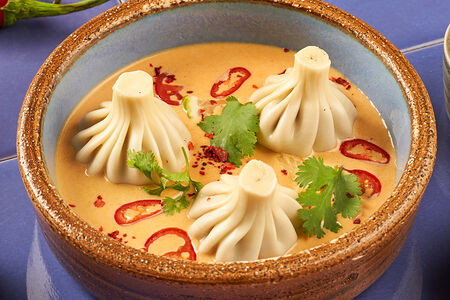Хинкали с креветкой в соусе Том ям 