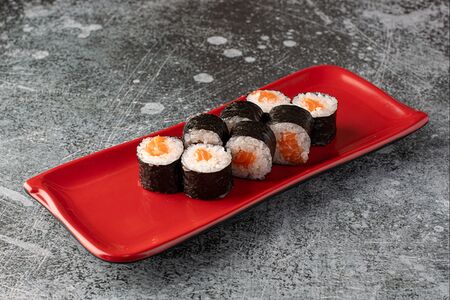 Мини-ролл с лососем 