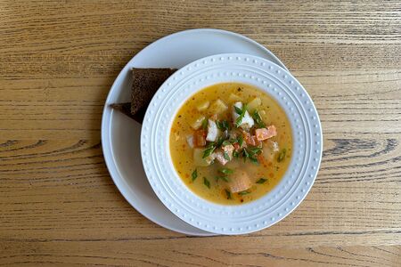 Рыбный суп из двух видов рыбы с обожженным бородинским хлебом