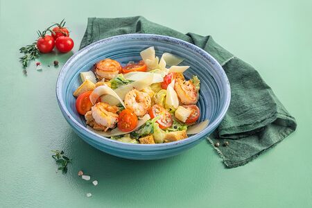 Салат Цезарь с креветками