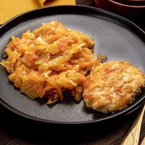 Тушеная капуста с куриным шницелем
