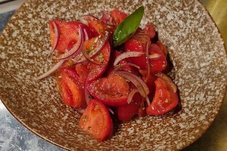 Салат из томатов, красного лука и дикого орегано