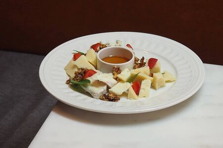 Ассорти сыров с ореховой гранолой