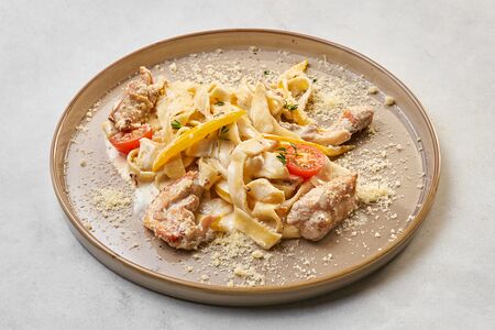 Паста с курицей в сливочном соусе