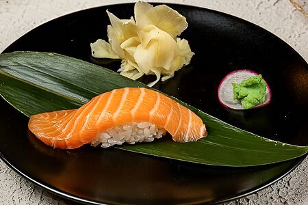 Суши с лососем