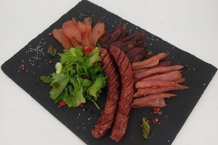 Ассорти сыровяленых деликатесов