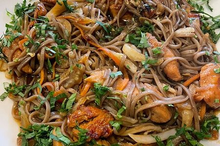 Лапша гречневая с овощами