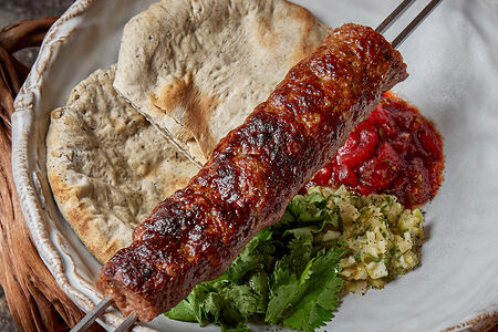 Котлета по-бакински, квашеный салат, пита, томатный соус