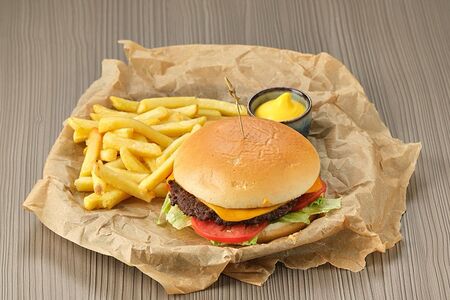 Бургер с белыми грибами, мраморной говядиной и картофелем