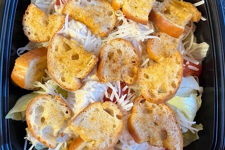 Салат Цезарь с курицей