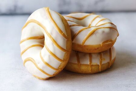 Донат карамельный