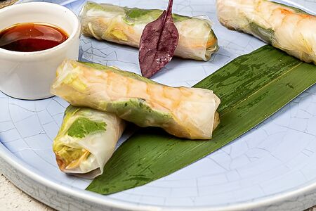 Роллы из рисового теста с овощами и креветками