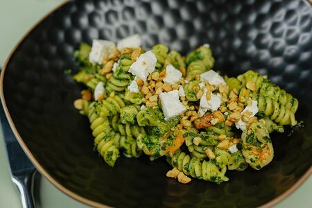 Фузилли с креветками и шпинатом