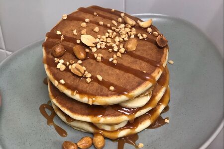 Панкейки с бананом, карамелью и арахисовой пастой