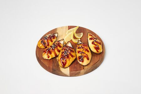 Запеченные мидии с соусом спайси