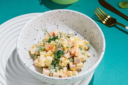 Салат Оливье с колбасой