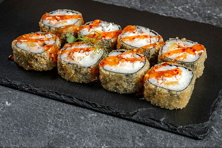 Тёплый ролл с лососем-гриль и ананасом