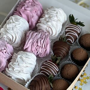 Набор Подарочное ассорти с клубникой малое