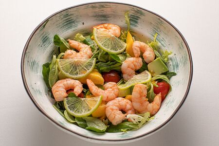 Салат с креветками, манго и авокадо