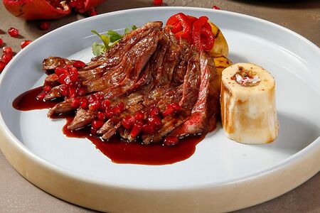 Стейк мачете с бейби-картофелем и гранатовым соусом