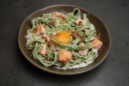 Тальятелле со шпинатом Лосось-карбонара