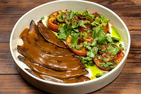 Языки свиные, жареные томаты