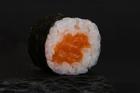 Ролл с лососем