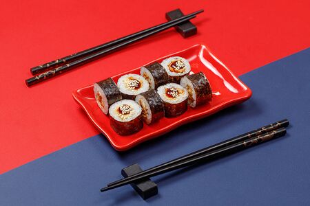 Маки с угрем