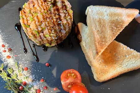 Тартар из лосося с хрустящим багетом