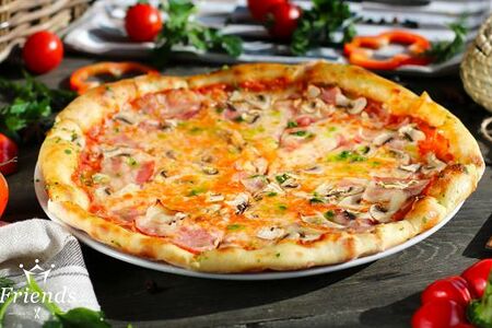 Пицца с ветчиной и грибами