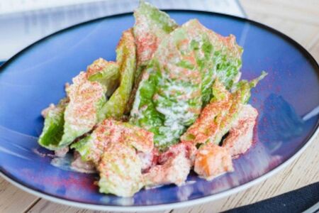 Теплый салат со сливочным лососем