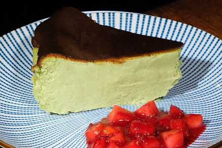 Баскский чизкейк с матчей и сальсой из садовых ягод