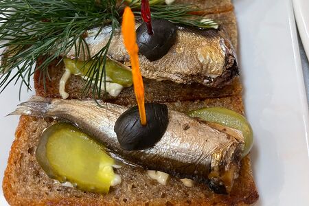 Гренки со шпротами