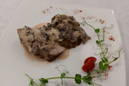 Медальоны из cвинoй вырезки