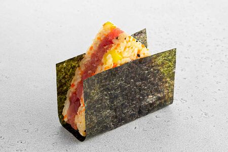 Онигири с тунцом