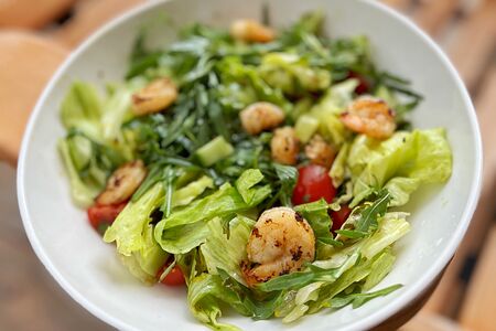 Салат с креветками и цитрусовой заправкой