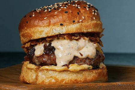 Бургер с карамельным луком 