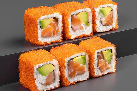 Ролл Калифорния красная с лососем и авокадо