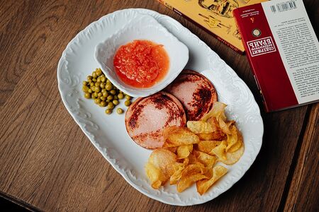 Жареная докторская колбаса с зеленым горошком