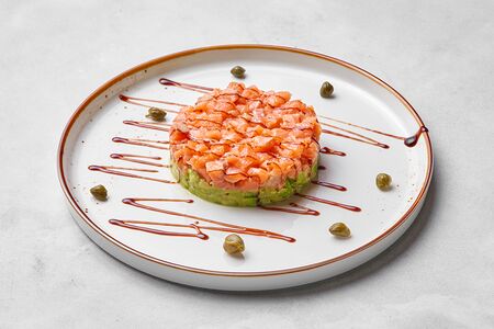 Тартар из лосося с авокадо