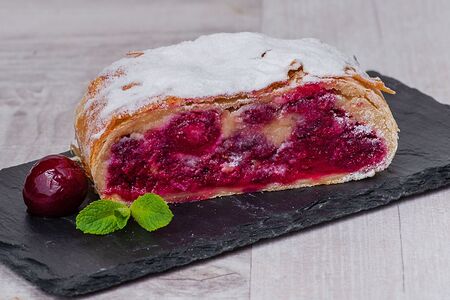 Штрудель вишневый