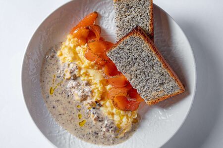 Роял с лососем и трюфельным соусом