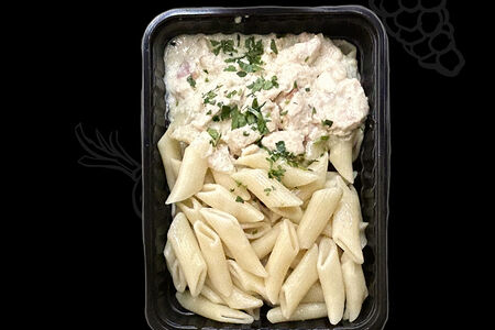 Пенне с куриным филе в сливочном соусе с беконом